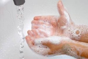 мылить руки
