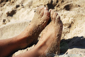 ноги в песке